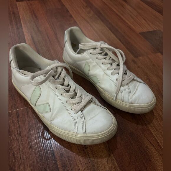 VEJA SHOES SIZE 8 - Picture 2 of 9